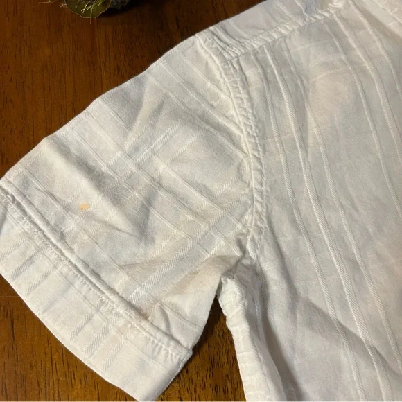 Textured White Short Sleeve Button-Up Shirt | Boys Size 6/7 | Collared Shirt - Picture 2 of 6